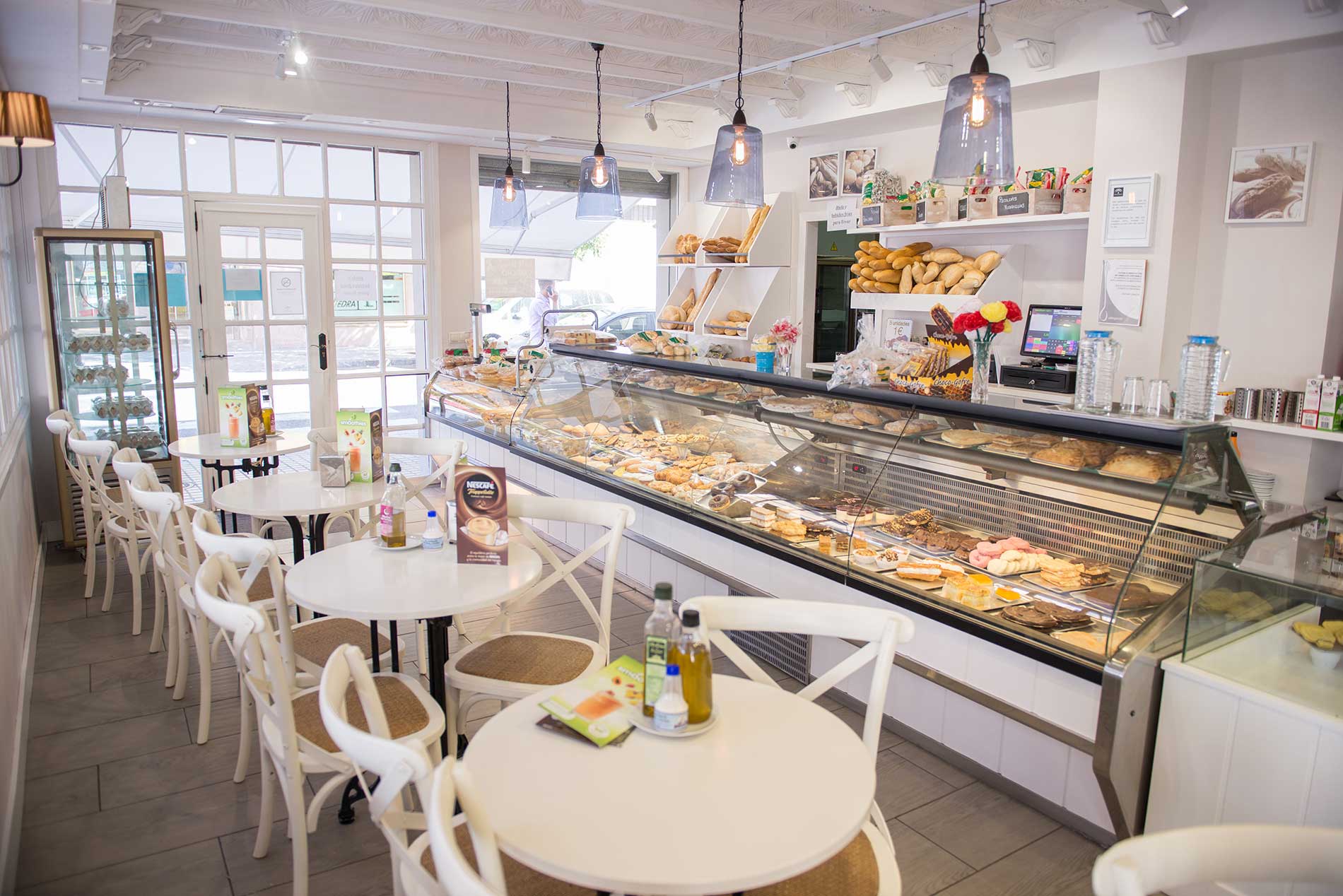 ¿Que comidas hay en una cafeteria con pasteleria?