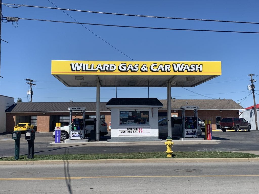 ¿Es recomendable acudir a un car wash dentro de una estación de gasolina?