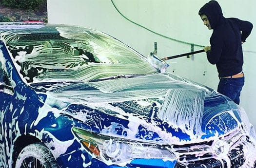 ¿Es mejor lavar el automóvil en el día o en la noche?