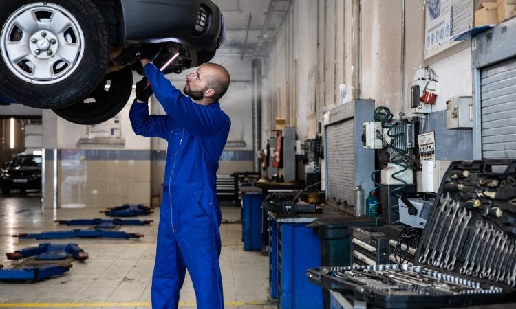 ¿Qué puedo encontrar en un taller mecánico de autos?
