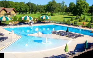 Club con piscina para nadar con amigos o flia