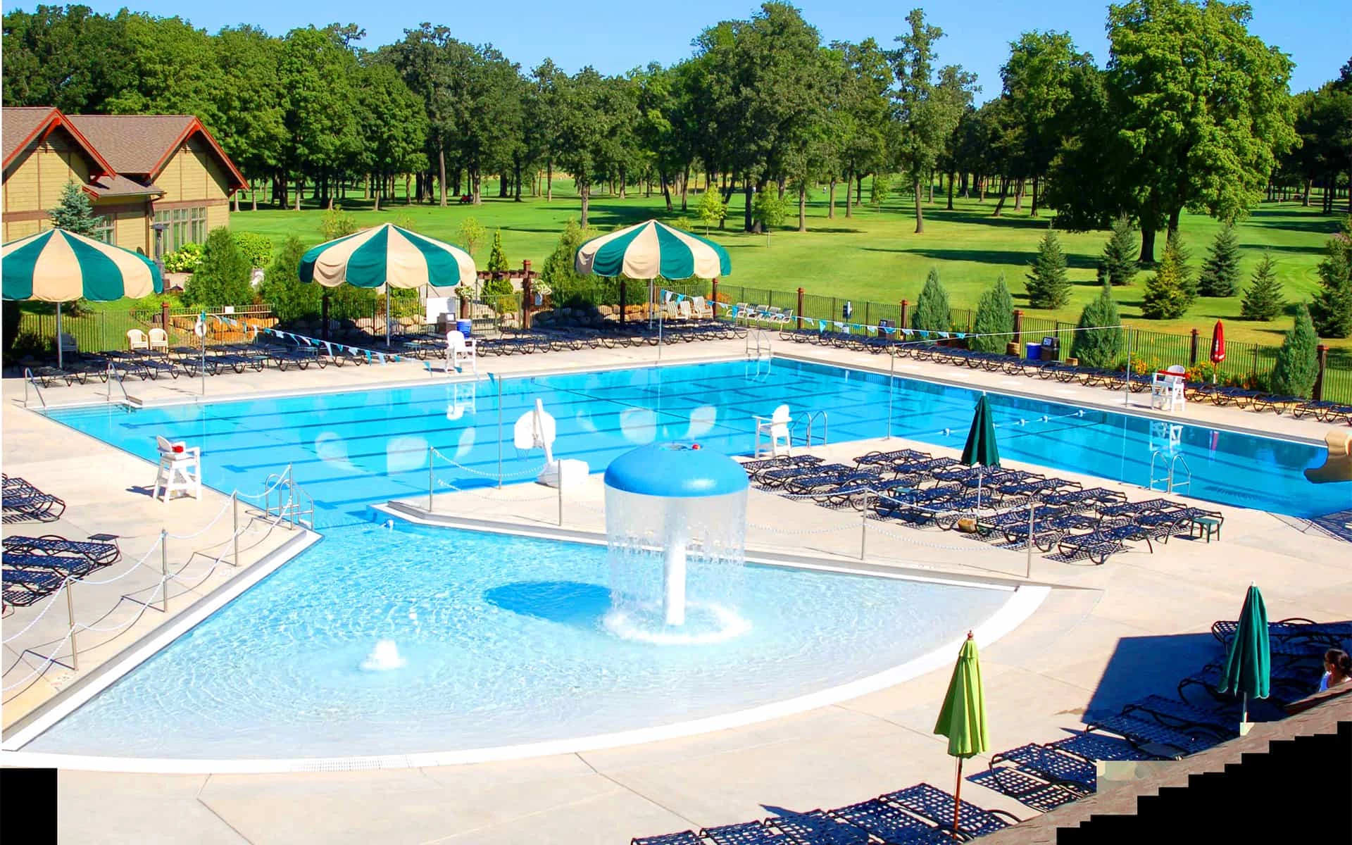 Club con piscina para nadar con amigos o flia