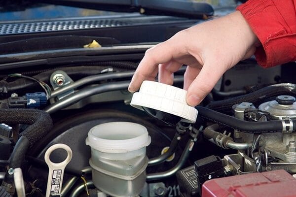 Cómo mantener el fluido de frenos en buen estado Cómo mantener el fluido de frenos en buen estado