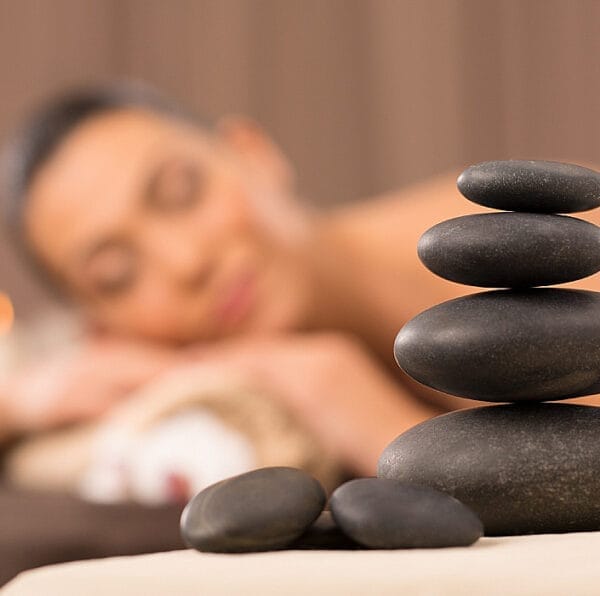 Mitos y realidades del masaje con piedras calientes