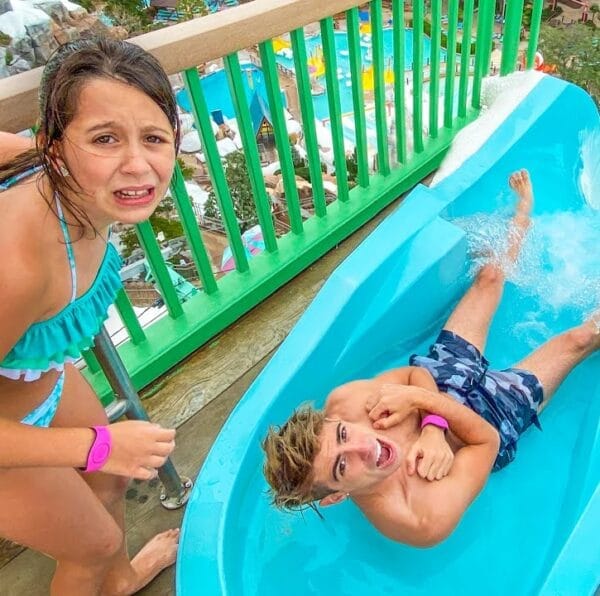 Posibles riesgos en piscinas con toboganes y cómo evitarlos