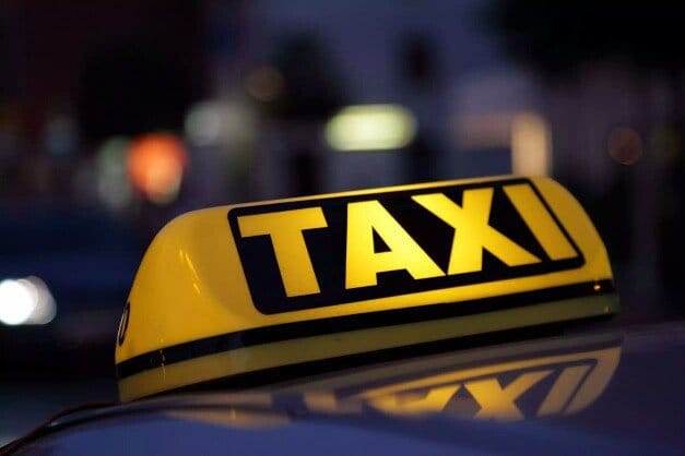 ¿Cómo puedo empezar a trabajar en una base de taxis?
