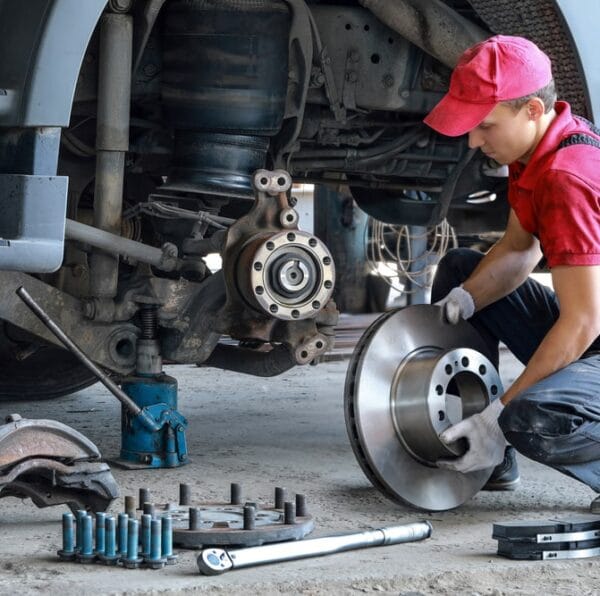 ¿Cuáles son las diferencias entre reparar y reemplazar los frenos?