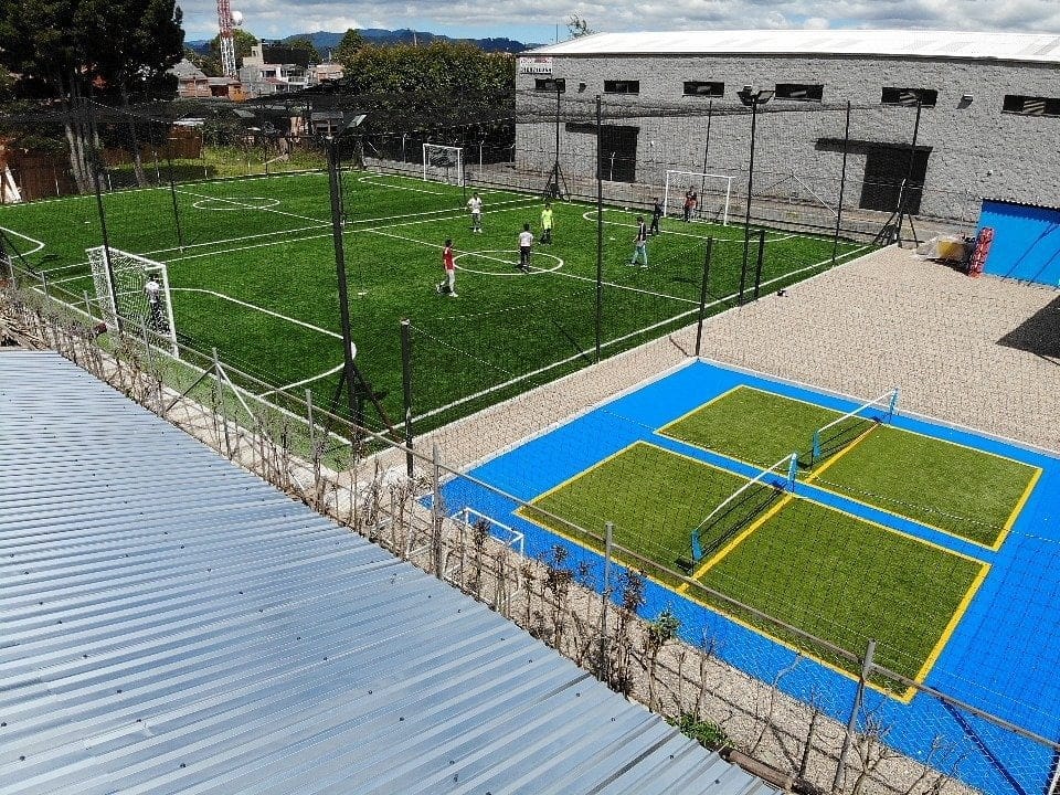 ¿Puedo encontrar clases de entrenamiento de fútbol en estos parques?