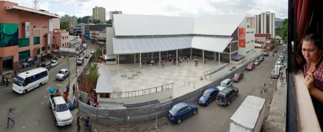 ¿Es mejor colocar un negocio en una plaza comercial o a borde de calle?