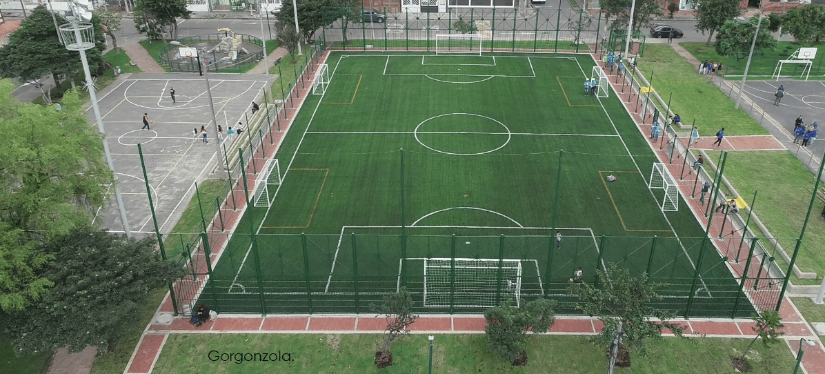 ¿Cuáles son los beneficios de jugar al fútbol en un ambiente al aire libre?