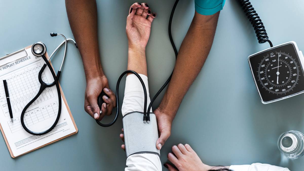 ¿Qué tipo de problemas urgentes de salud se pueden tratar en un hospital?