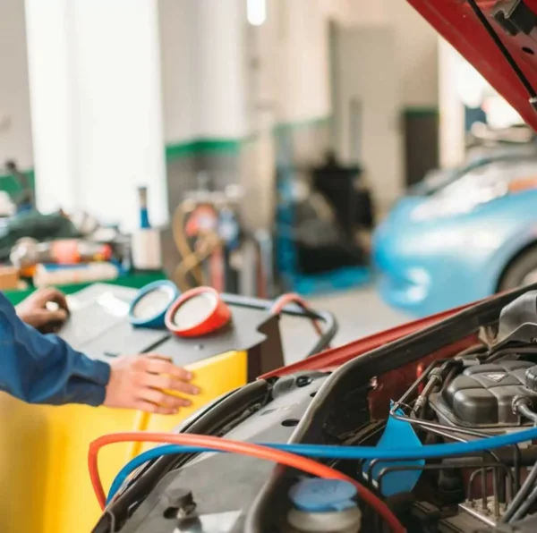 Cómo es el proceso de reparación y mantenimiento del aire acondicionado en un vehículo