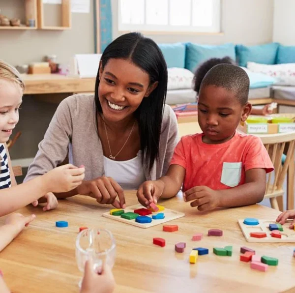 Cómo funcionan las actividades en una guardería Montessori
