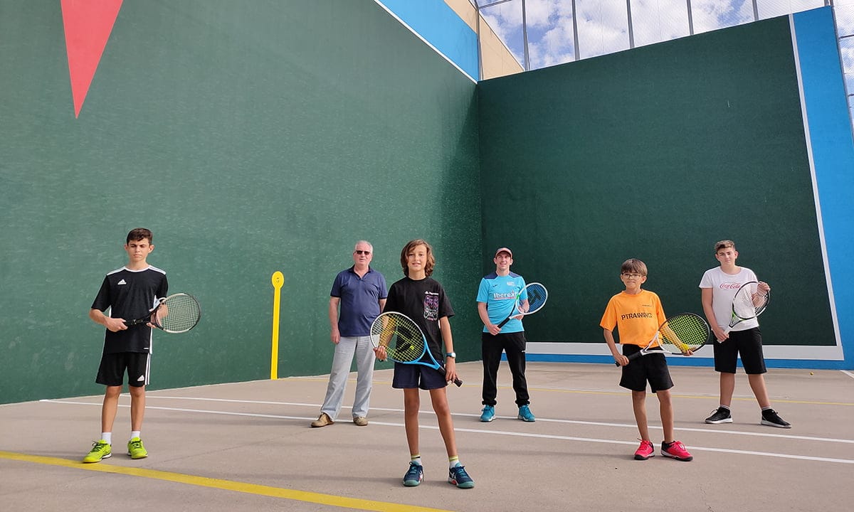 Cómo unirte a un club de frontenis local
